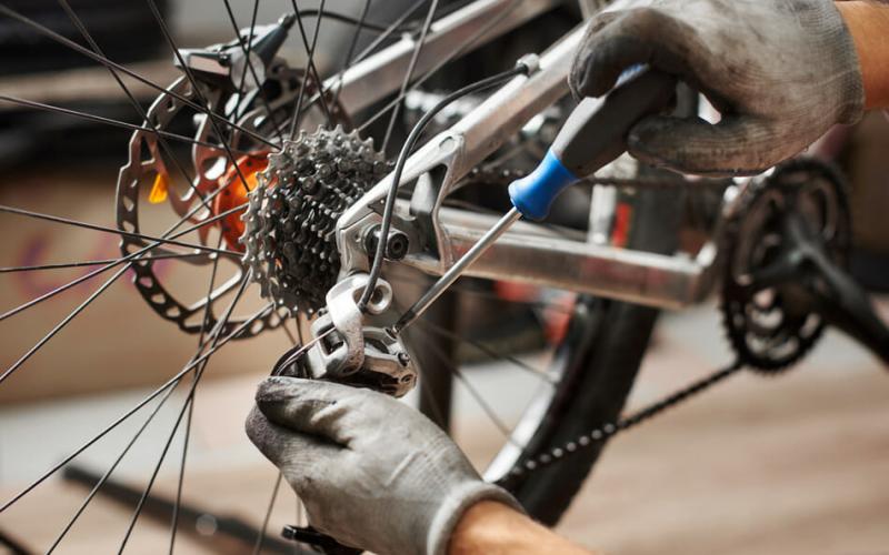 <p>Regelmatig onderhoud houdt jouw fiets of e-bike in topconditie. Bij Tweewielermonteur bieden wij professionele onderhoudsbeurten en reparaties aan om de levensduur van je fiets te verlengen en prestaties te optimaliseren.</p>
